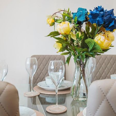 Spacious 3 Bed 1 Bath Hse W Guest Toilet W Parking Near Excel - E16 ロンドン エクステリア 写真
