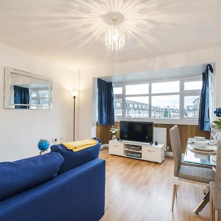 Spacious 3 Bed 1 Bath Hse W Guest Toilet W Parking Near Excel - E16 ロンドン エクステリア 写真