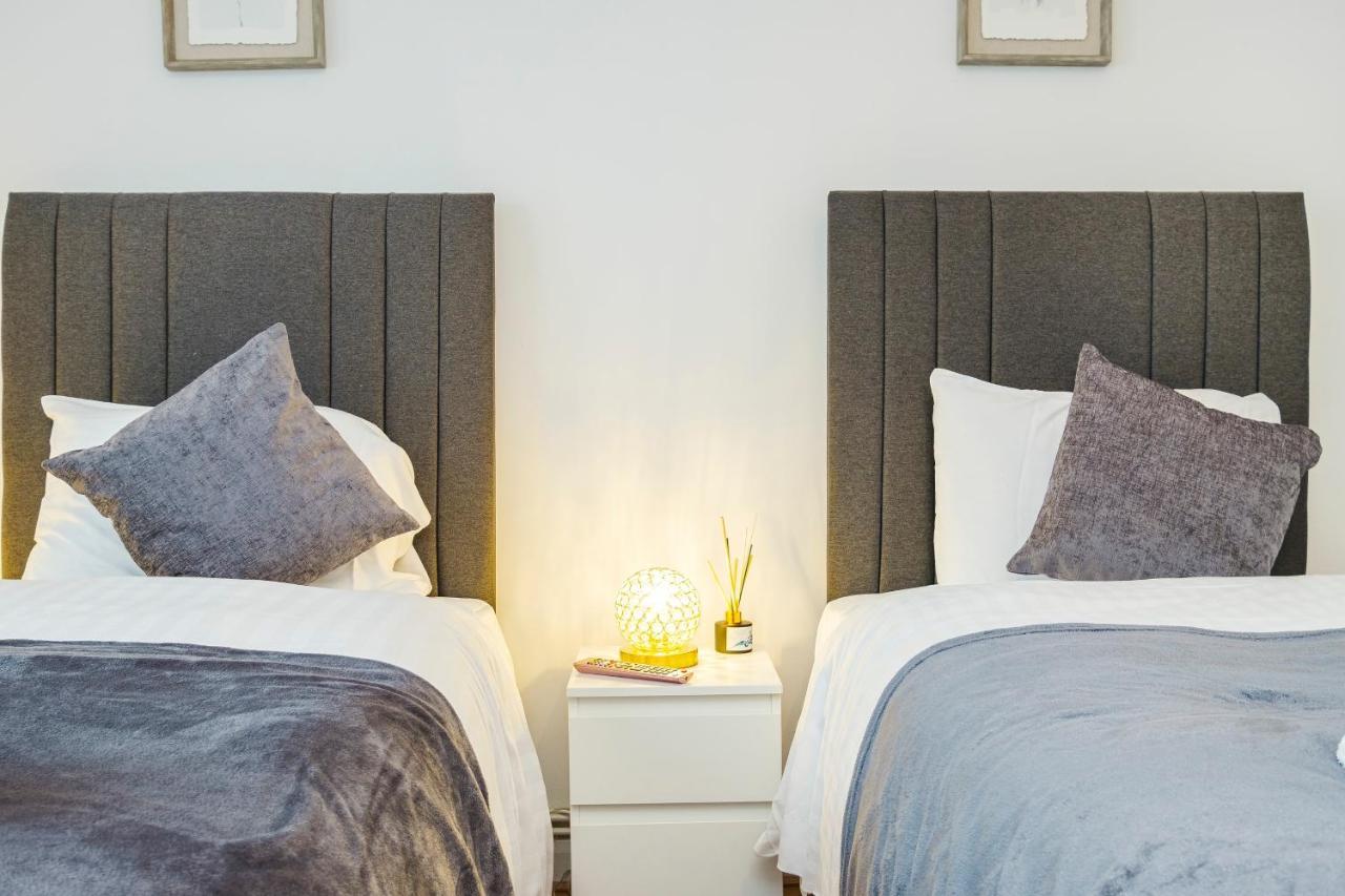 Spacious 3 Bed 1 Bath Hse W Guest Toilet W Parking Near Excel - E16 ロンドン エクステリア 写真