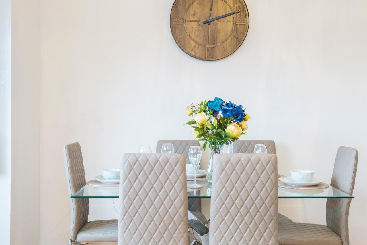 Spacious 3 Bed 1 Bath Hse W Guest Toilet W Parking Near Excel - E16 ロンドン エクステリア 写真