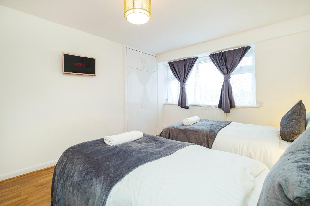 Spacious 3 Bed 1 Bath Hse W Guest Toilet W Parking Near Excel - E16 ロンドン エクステリア 写真