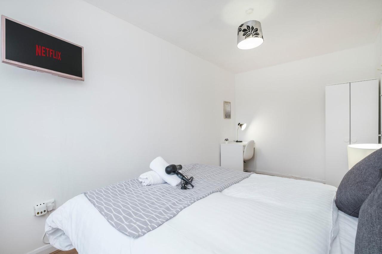 Spacious 3 Bed 1 Bath Hse W Guest Toilet W Parking Near Excel - E16 ロンドン エクステリア 写真
