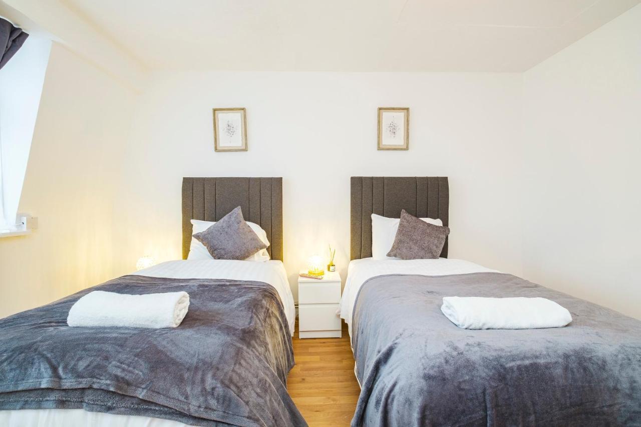 Spacious 3 Bed 1 Bath Hse W Guest Toilet W Parking Near Excel - E16 ロンドン エクステリア 写真