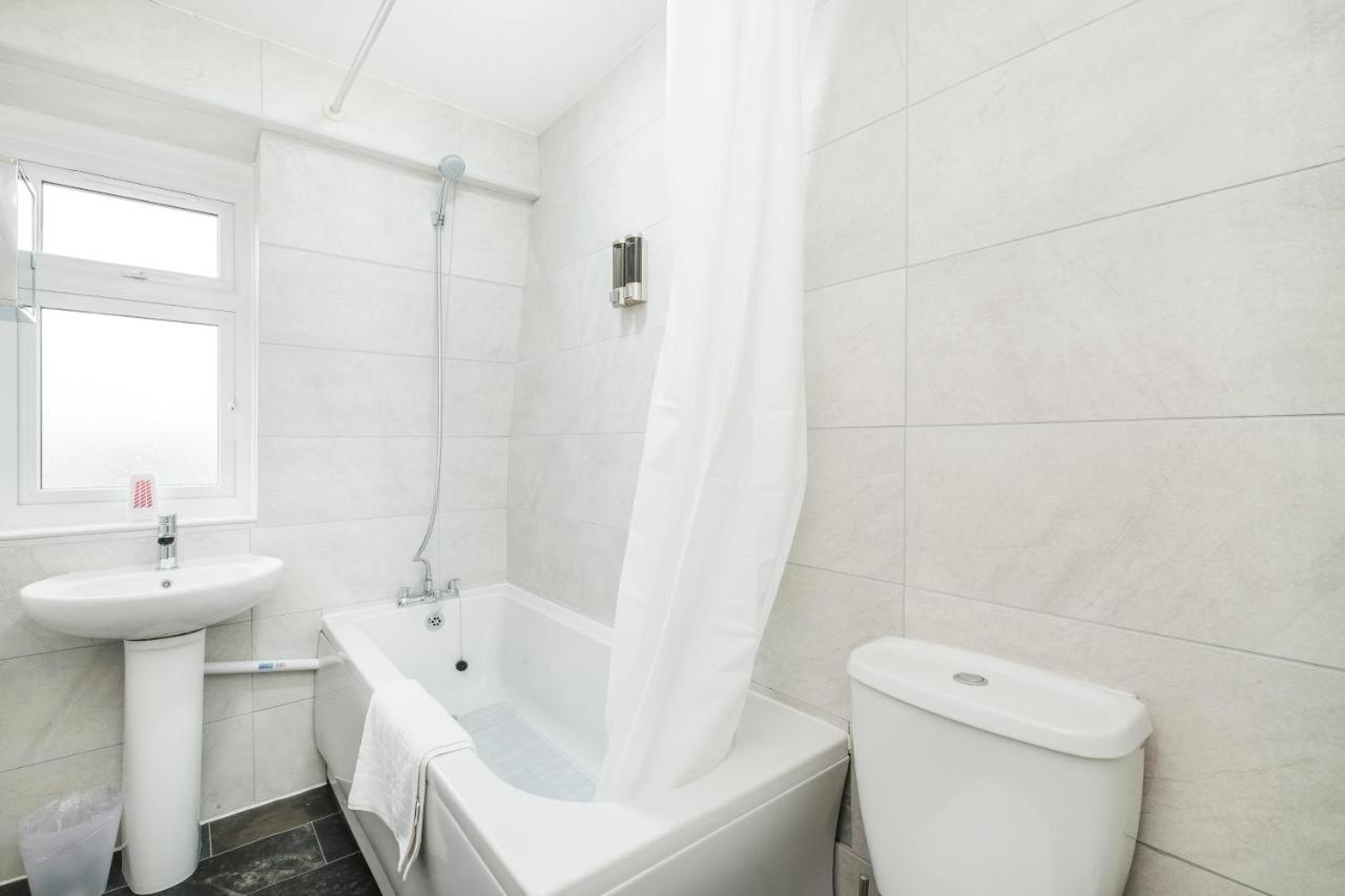 Spacious 3 Bed 1 Bath Hse W Guest Toilet W Parking Near Excel - E16 ロンドン エクステリア 写真