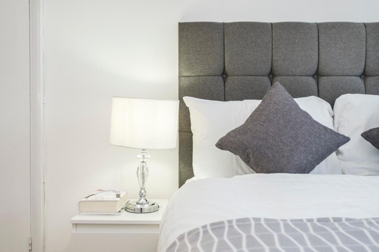 Spacious 3 Bed 1 Bath Hse W Guest Toilet W Parking Near Excel - E16 ロンドン エクステリア 写真